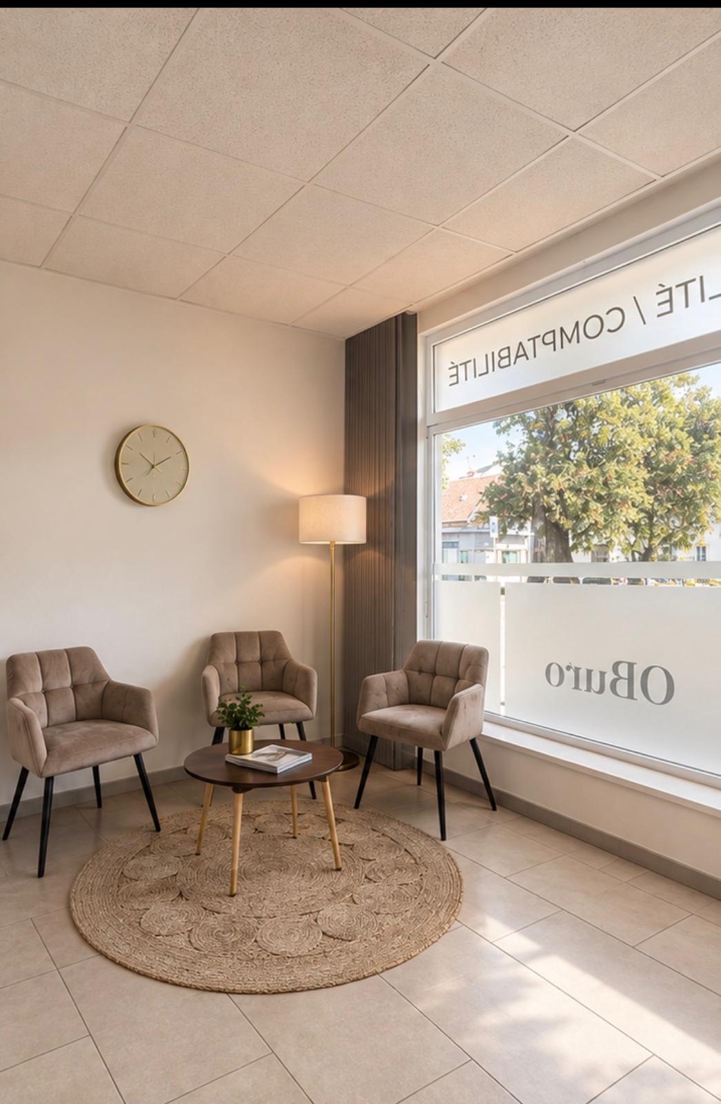 Salle d’attente lumineuse des bureaux OBuro à Bulle