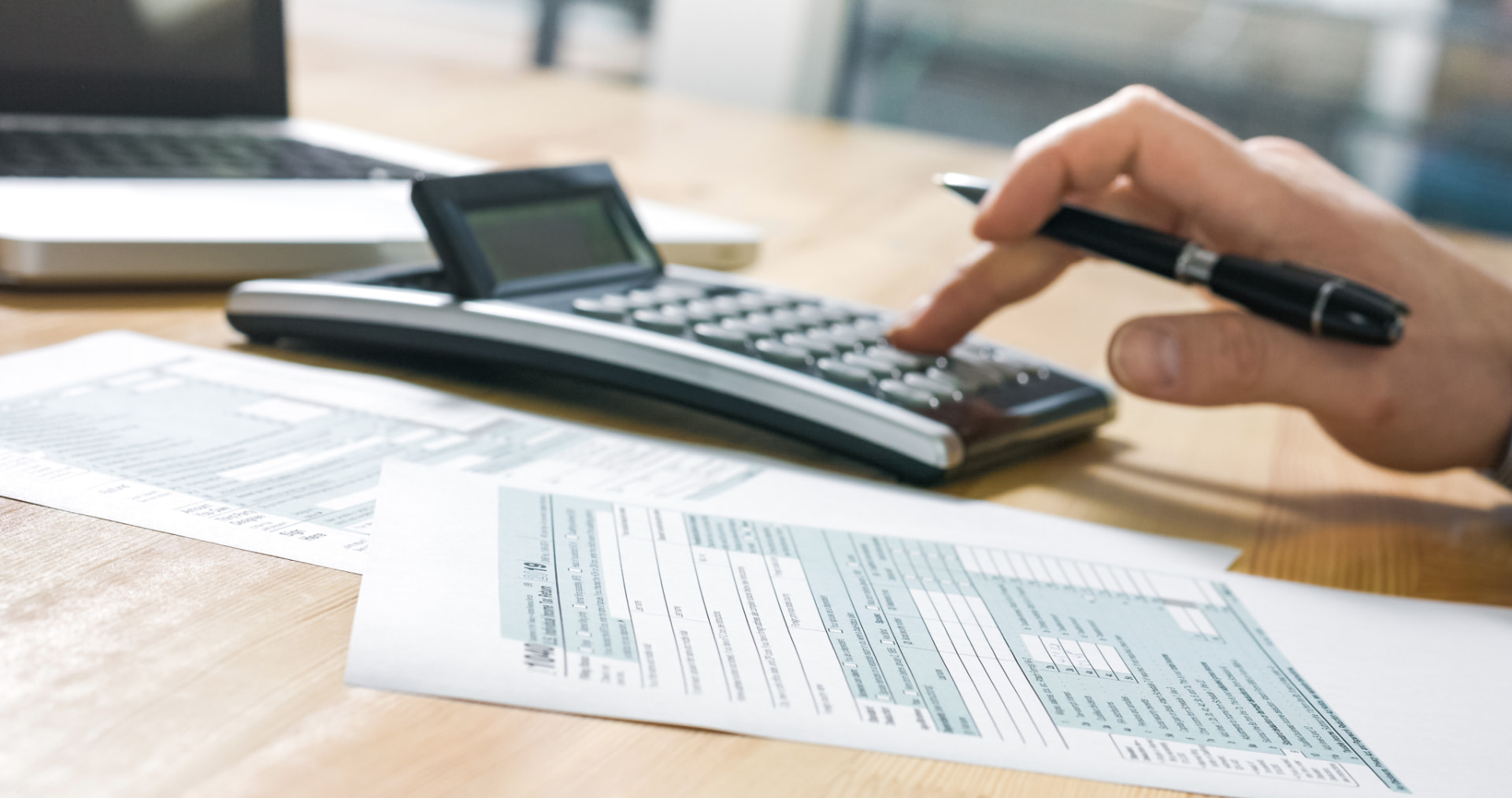 Formulaires fiscaux et calculatrice sur un bureau