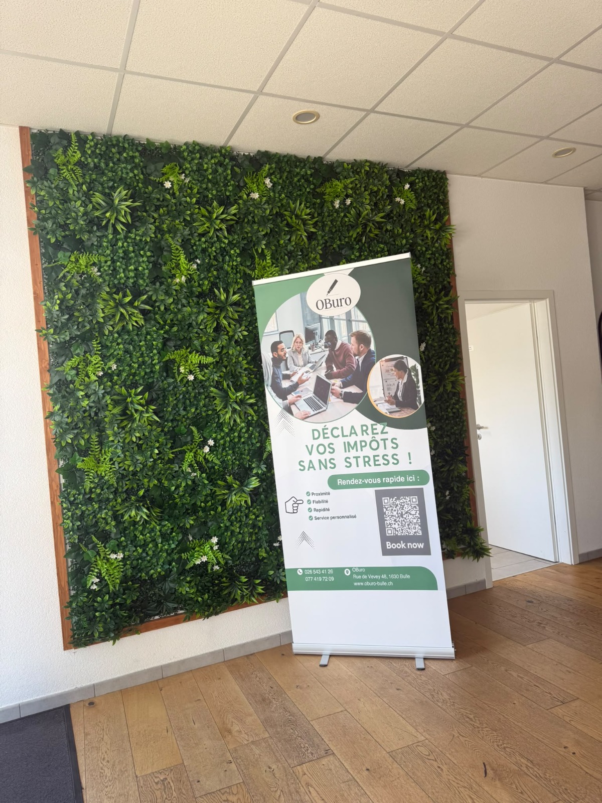 Accueil avec mur végétal dans les bureaux OBuro à Bulle